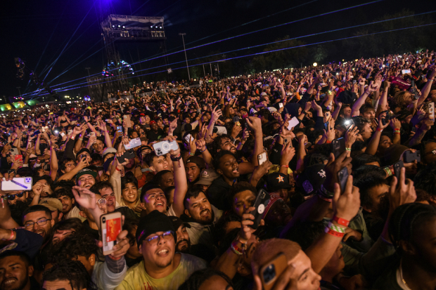 Miles de personas graban el concierto de Travis Scott, que se llevó a cabo en Texas, EU, el 5 de noviembre.