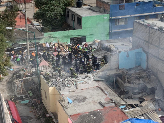Bomberos y personal de rescate trabajando en la zona de la explosión.