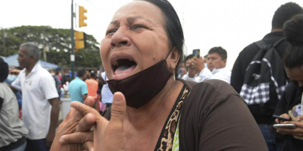 Una familiar de un recluso en la Penitenciaría del Litoral exige información después de que estallaron nuevos disturbios mortales dentro de esa cárcel en Guayaquil, Ecuador.