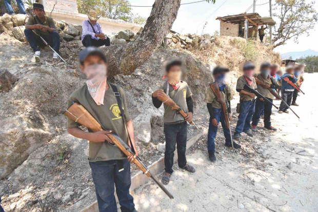 Menores armados integrantes de la policía comunitaria, cuidan la región de Ayahualtempa, Guerrero, en abril pasado.