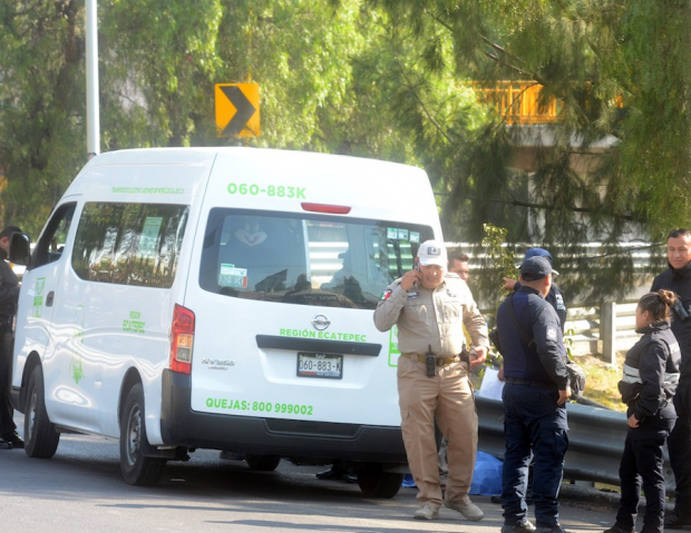 Una unidad de transporte público, víctima de la delincuencia de Ecatepec.