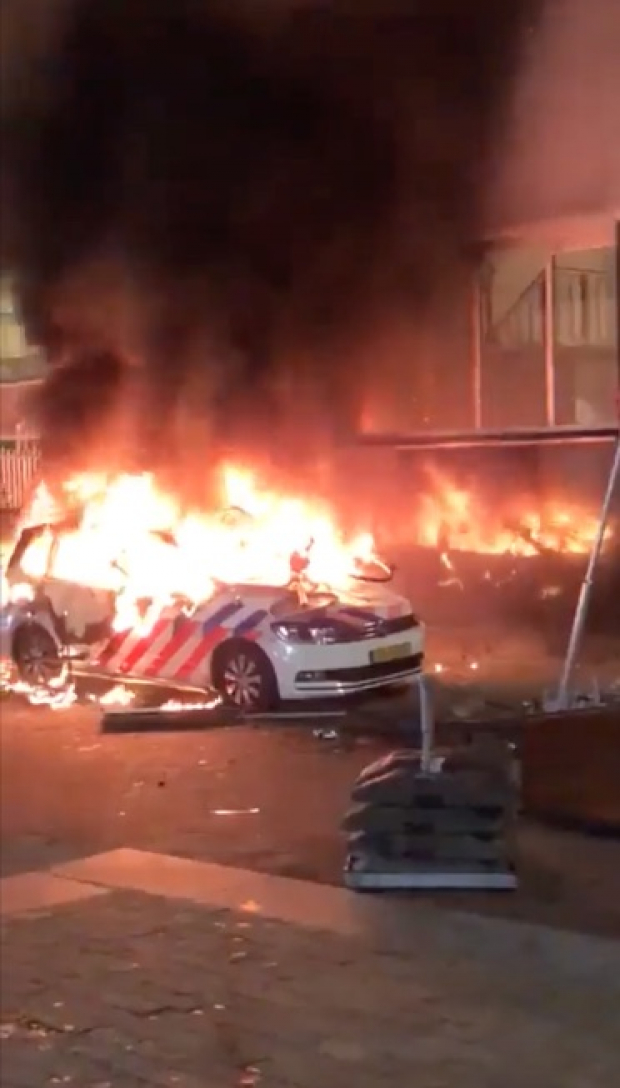Una patrulla se incendia en calles de Rotterdam, ayer.