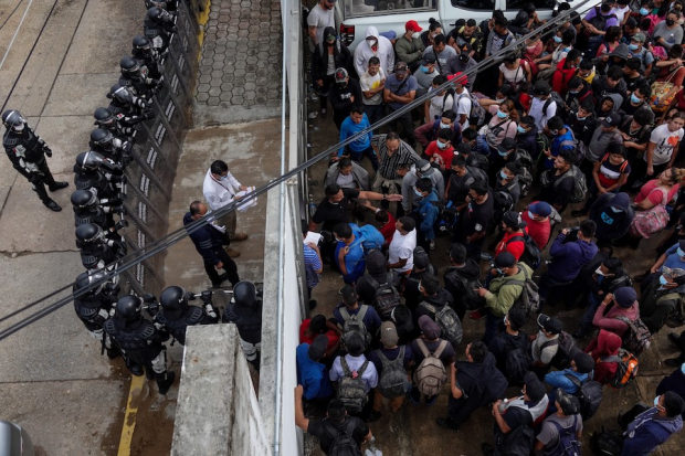 Los migrantes asegurados fueron trasladados a las oficinas de la FGR en Veracruz, ayer.