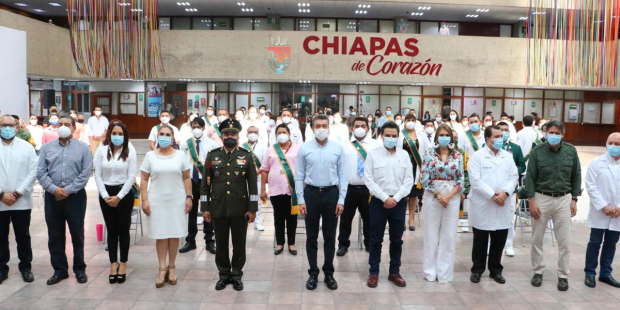 Rutilio Escandón y Zoé Robledo participaron en la entrega de la Condecoración Miguel Hidalgo en Grado Banda en donde reconocieron al personal de salud que enfrentó la pandemia de COVID-19.