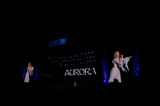 Aurora en el escenario principal del Corona Capital.