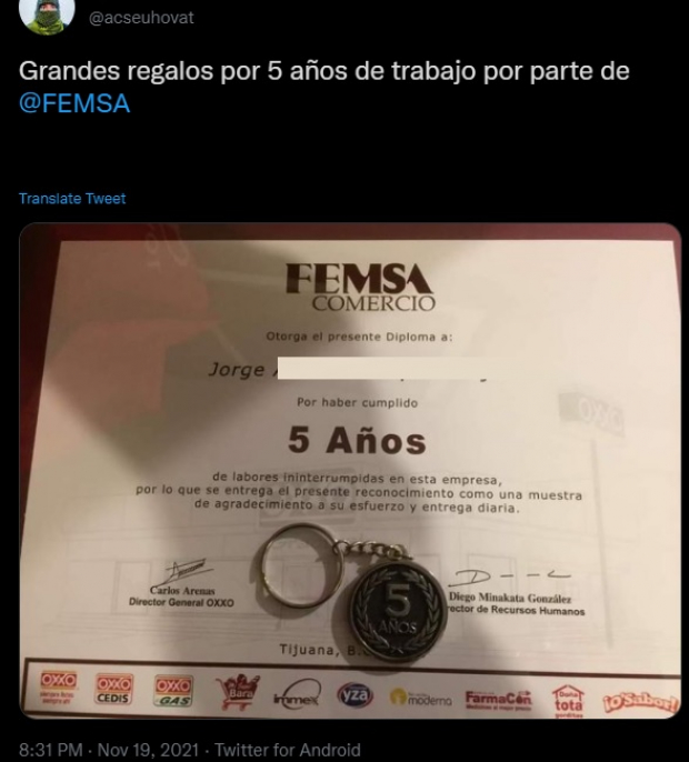 Se difundió en Twitter la foto del premio que recibió un empleado por 5 años de trabajo