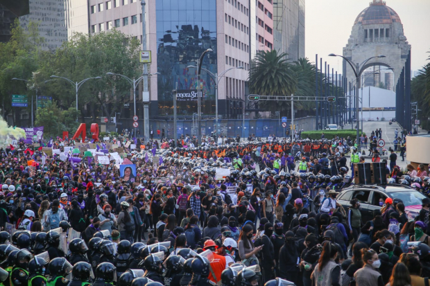 Policías resguardaron el paso de mujeres y colectivos feministas rumbo al Zócalo capitalino.