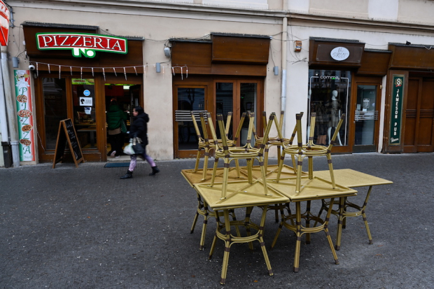 Restaurantes lucen otra vez cerrados como en los primeros meses de la pandemia.