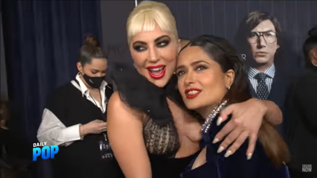 Lady Gaga y Salma Hayek se abrazan