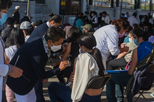 Jóvenes de 15 a 17 acuden a vacunarse, ayer, en Lerma, Estado de México.