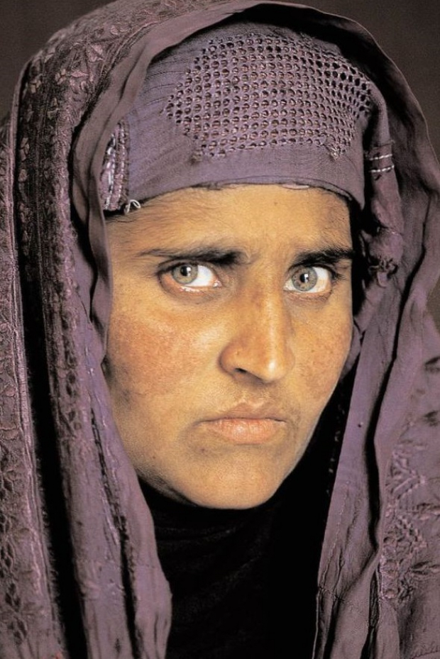En 2002 la famosa afgana fue buscada por Steve McCurry para captar su mirada de nuevo