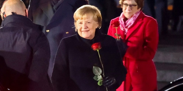 Angela Merkel recibió un homenaje musical durante su despedida.