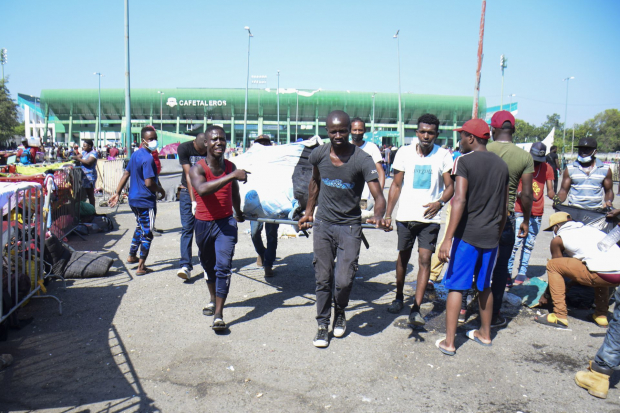 Migrantes, en su mayoría haitianos y africanos, ayer adaptaron el Estadio Olímpico de Tapachula, Chiapas, como albergue.
