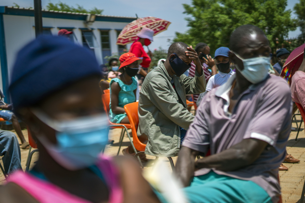Los residentes esperan para recibir sus vacunas contra el COVID-19 en Lawley, Sudáfrica.
