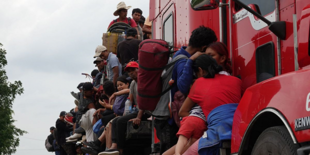 Migrantes bloquearon autopista en Veracruz y fueron atropellados por camión; no hubo lesiones de gravedad