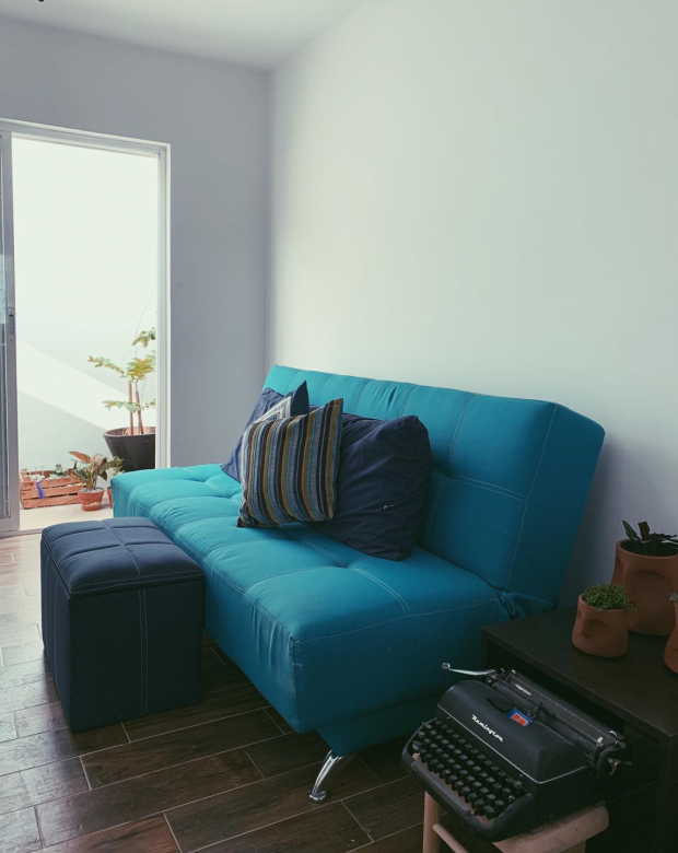 La sala en color azul claro combinada con sillones en un tono más oscuro.
