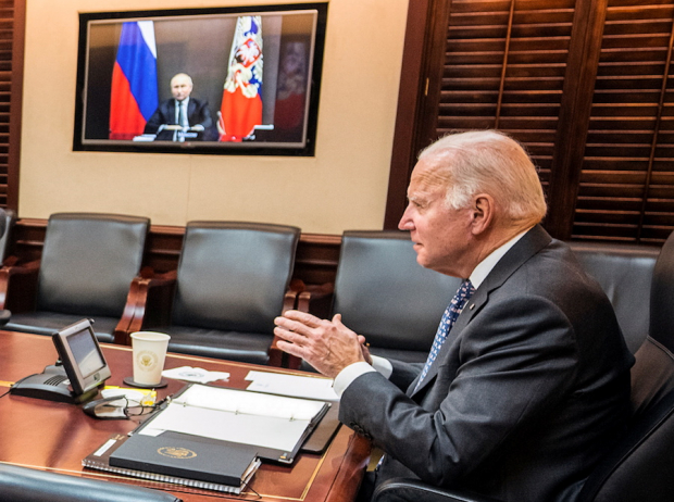 El Presidente Joe Biden dialoga con su homólogo Vladimir Putin (en pantalla) en videollamada, ayer.