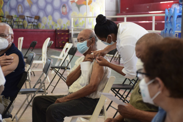 Adultos mayores de Tapachula, Chiapas, son inoculados, ayer.