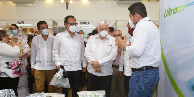 Autoridades locales y federales recorren la Expo Fertilizantes.