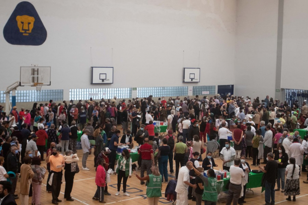 El gimnasio del plantel universitario es utilizado para la inoculación; a pesar de la gran cantidad de gente, el proceso se desarrolló con rapidez.