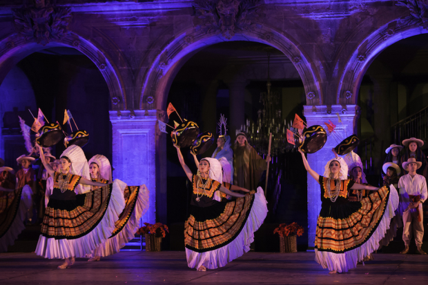 Se ejecutan danzas tradicionales de Oaxaca.