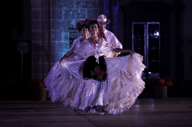 Se presentan bailes de Veracruz.