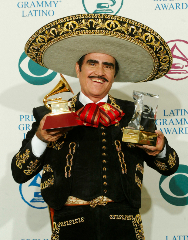 Presenta su álbum 15 Grandes con el Número Uno, el cual vendió más de un millón de copias.  Ese mismo año ofreció un gran concierto en la Plaza de Toros México.
