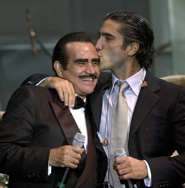 Vicente Fernández y su hijo Alejandro en 2002 durante los Latin Recording Academy