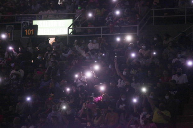 Asistentes encendieron las lámparas de sus celulares para cantar “Estos celos”.