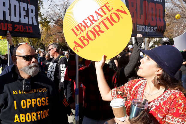Activistas a favor y en contra del aborto legal se manifiestan afuera de la Corte Suprema de EU, en Washington, el pasado 1 de diciembre,  durante la audiencia en el caso Mississippi.