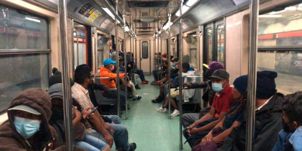 Migrantes viajaron en tres vagones del Metro