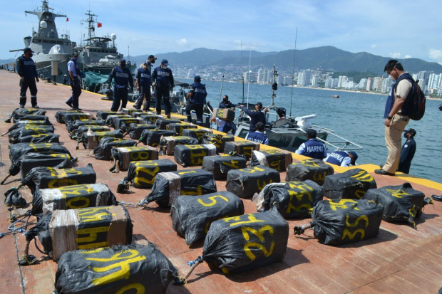 La Semar decomisó al menos una tonelada de cocaína que se encontraba en altamar, en el puerto de Guerrero.