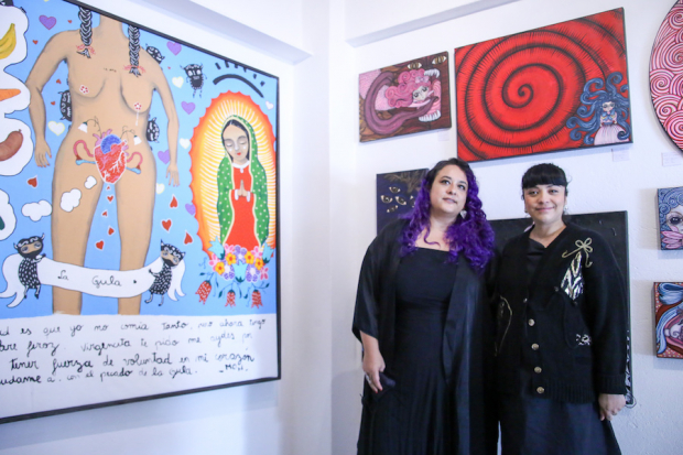 La artista Mitzin Cuéllar (izq.) fue invitada por la intérprete para exponer en la Galería Mon Laferte, ubicada en Tepoztlán, Morelos.