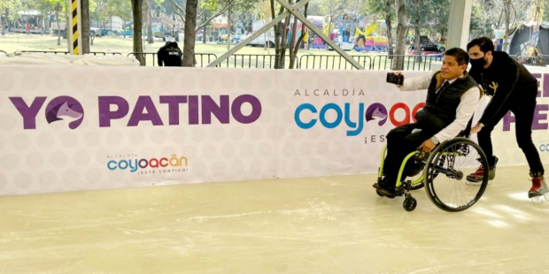Personas con discapacidad también puedes acudir a divertirse a la pista de hielo en Coyoacán.