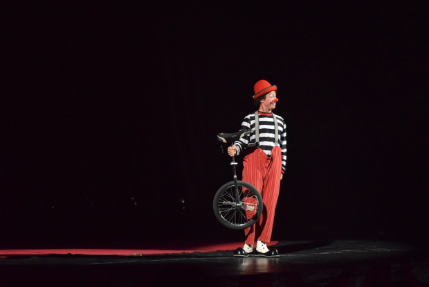El espectáculo cuenta con la participación de un clown.