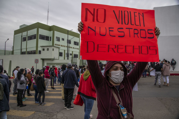 Migrantes se manifestaron en las instalaciones de la Segunda Zona Militar en Tijuana, Baja California, por la falta de seguridad que han tenido en los albergues, ayer.