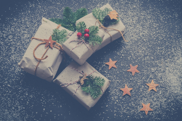 También puedes usar algún listón grueso para complementar la envoltura de tu regalo navideño o decorarlo con flores artificiales