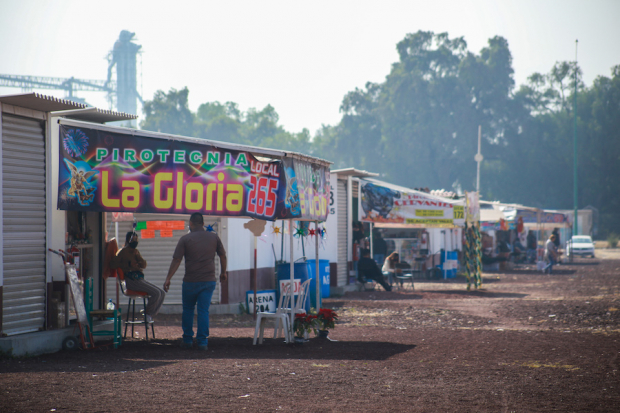 Vendedores de cohetes en el Estado de México, en espera de clientes, ayer.
