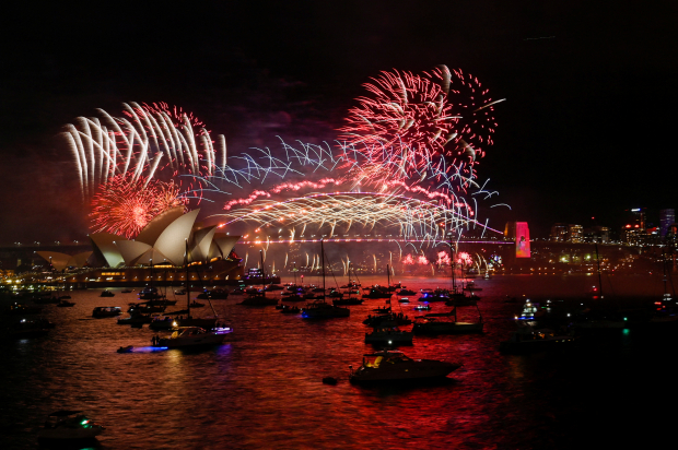Australia recibe el Año Nuevo con fuegos artificiales en Sydney.
