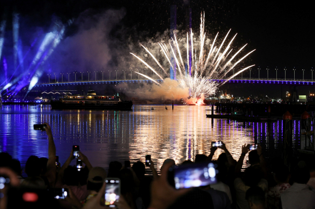 Las personas buscaron el mejor lugar para presenciar el espectáculo de fuegos artificiales en Melbourne, Australia.