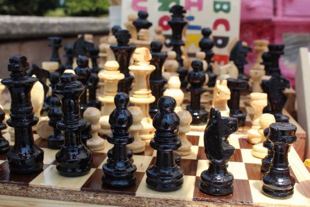 ¿Qué tal este ajedrez de madera?