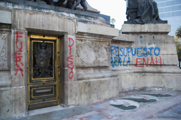 Paredes del Ángel de la Independencia terminaron con pintas de los manifestantes, ayer.