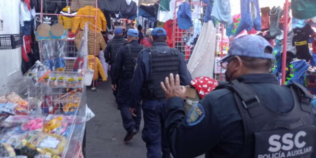 Policías recorrieron tianguis y mercados para resguardar a los Reyes Magos.