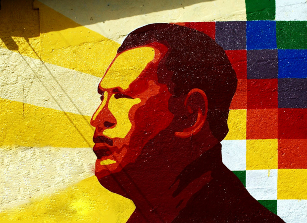 Hugo Chávez, retratado en un mural en Venezuela.