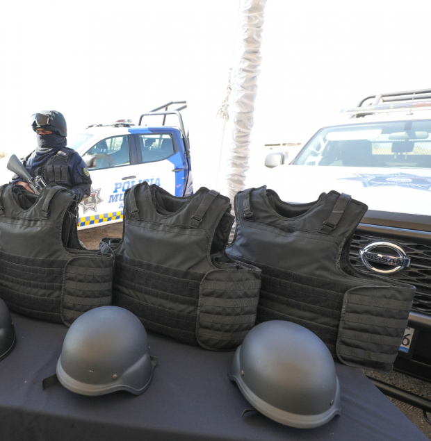 El gobernador de Guanajuato, Diego Sinhue Rodríguez Vallejo, continúa entregando equipamiento a los cuerpos de seguridad