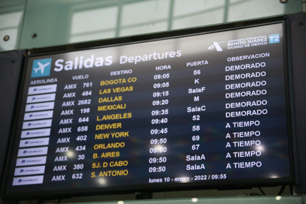 Aerolíneas anuncian en las pantallas del aeropuerto capitalino las modificaciones en sus vuelos, ayer.