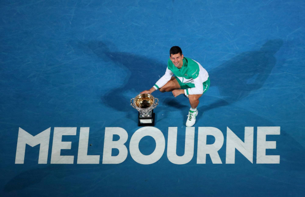 Novak, con el trofeo que ganó el año pasado en Australia.