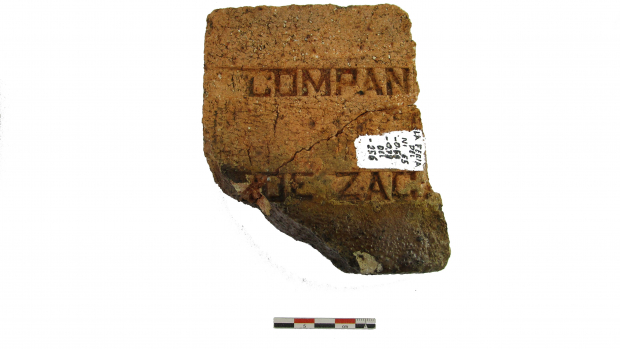 Fragmento de tabique refractario hallado donde ahora se encuentra el Papalote Museo del Niño.