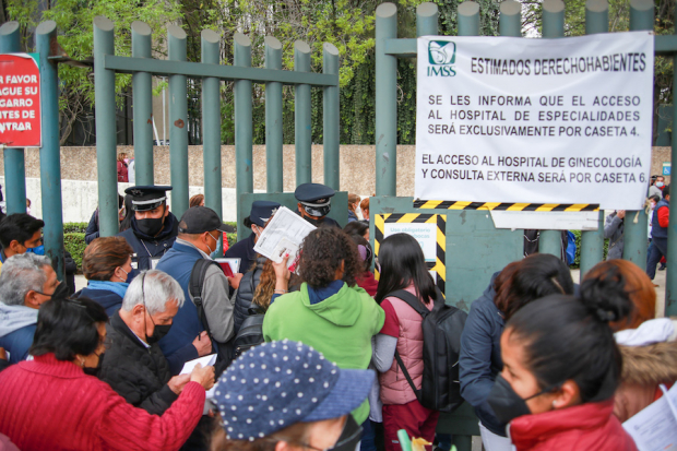 Cientos de personas esperan, ayer, para conseguir una cita en el Hospital La Raza.