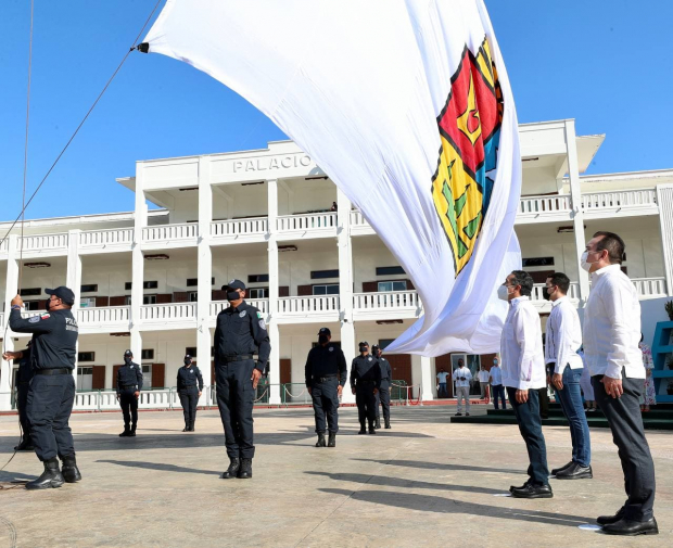 Carlos Joaquín encabezó el izamiento de la bandera de Quintana Roo